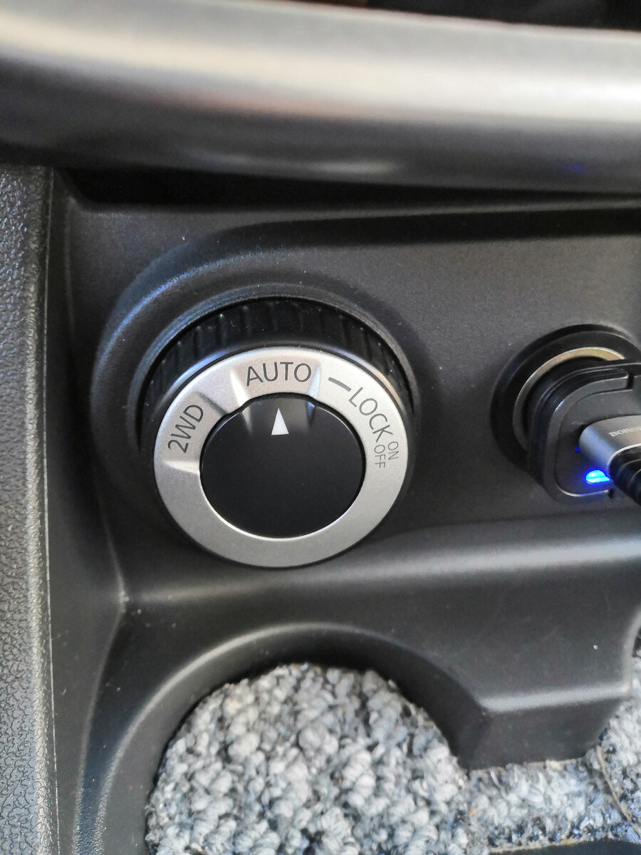 Всем привет!  На автомобиле Renault Duster есть переключатель управления тремя режимами полного привода.   Режим 2WD, AUTO, LOCK.
