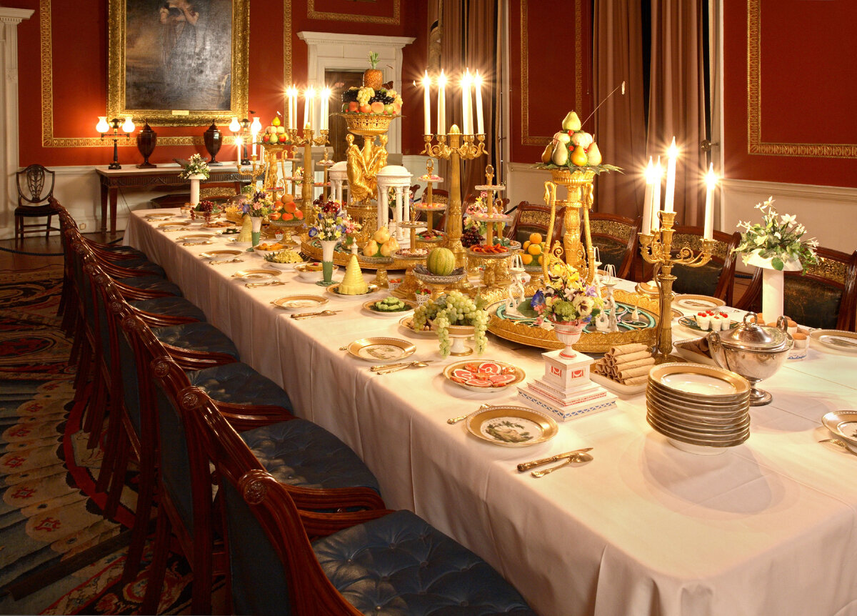 праздничный стол в аббатстве даунтон. королевский ужин в букингемском дворце. павильон эрмитаж версаль. павильон эрмитаж в царском селе стол. обед во дворце.