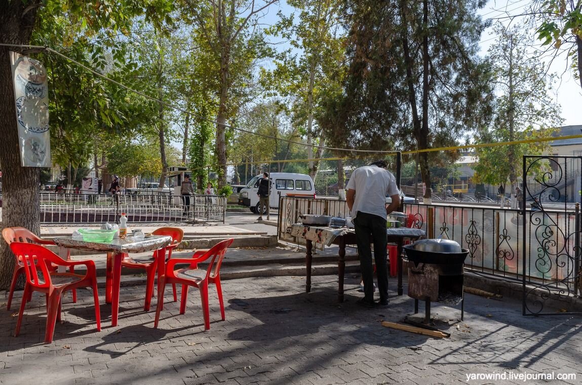 Уличное кафе в Ахангаране