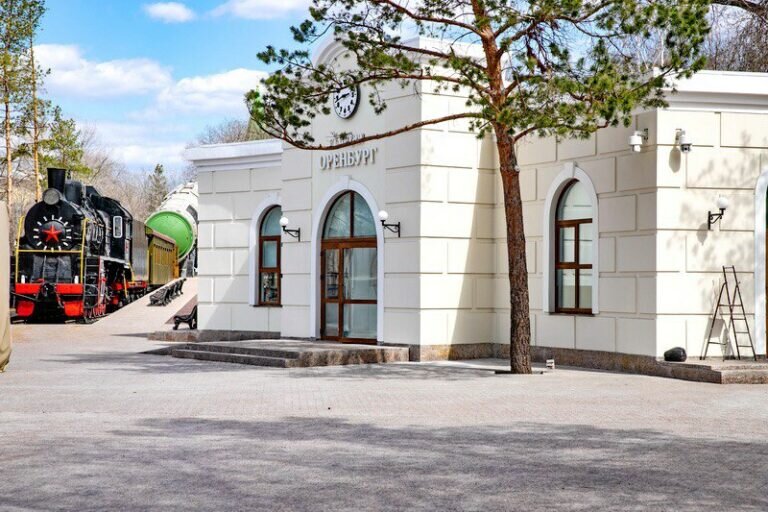    В Оренбурге в праздничные дни комплекс «Салют, Победа!» приглашает на концерты Андрей Севостьянов