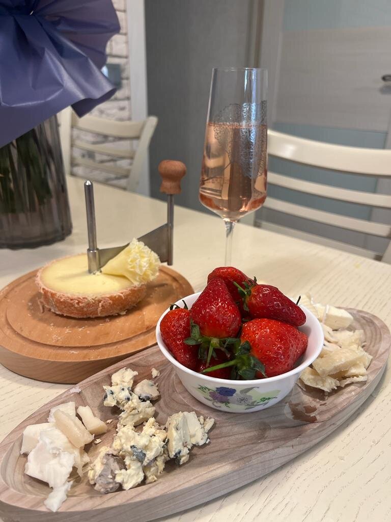 Клубника на закусочном столе.