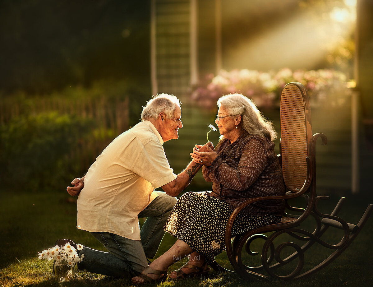 Люди любят наблюдать за людьми. Старики. Бабушка и дедушка. Пожилые мужчина и женщина. Красивые пожилые люди.