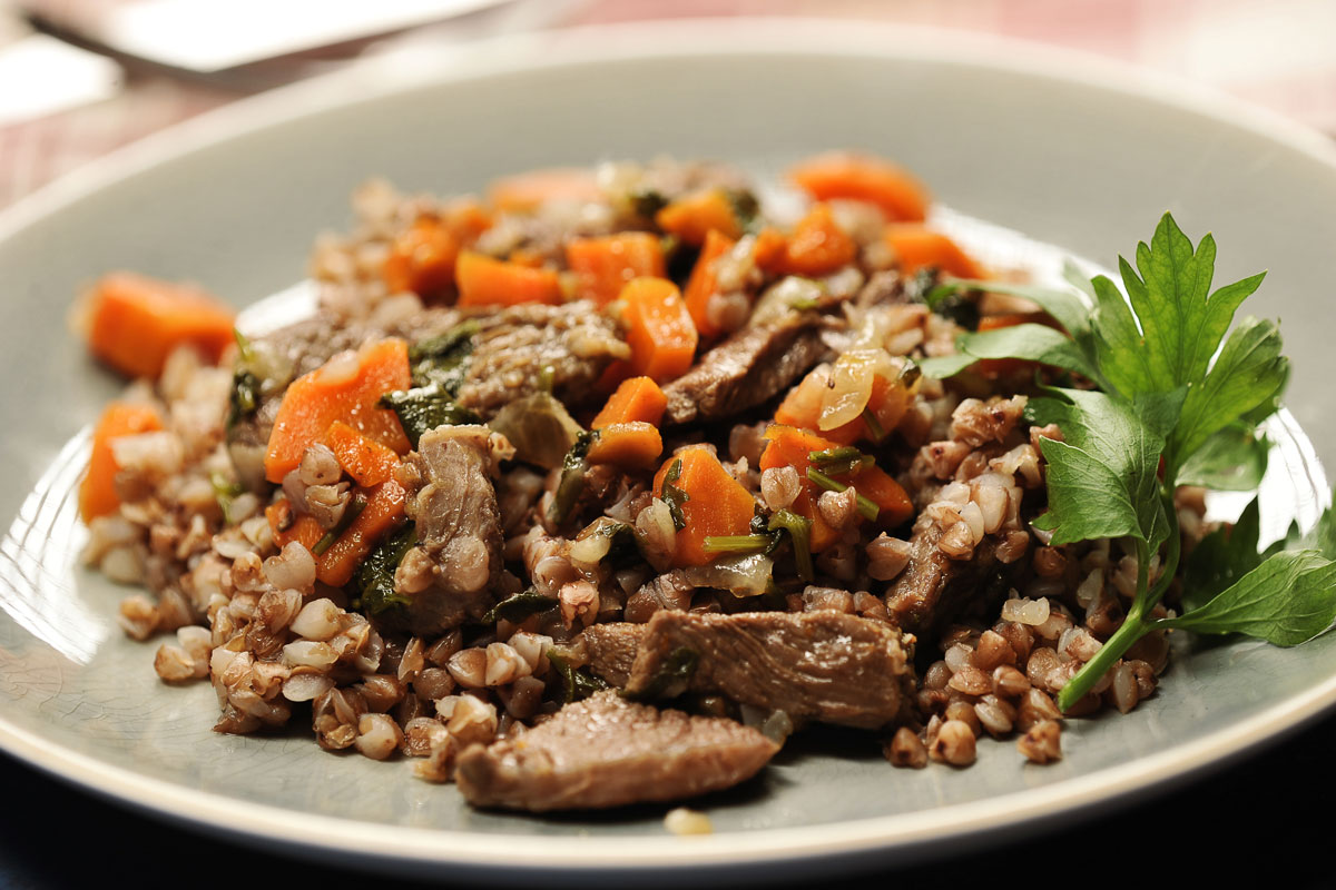 Гречка с мясом и овощами – полезно и вкусно. Фото с https://podacha-blud.com/