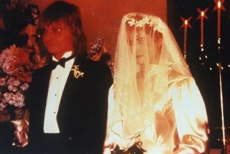 Архивное фото со свадьбы Деми и Фредди Мур