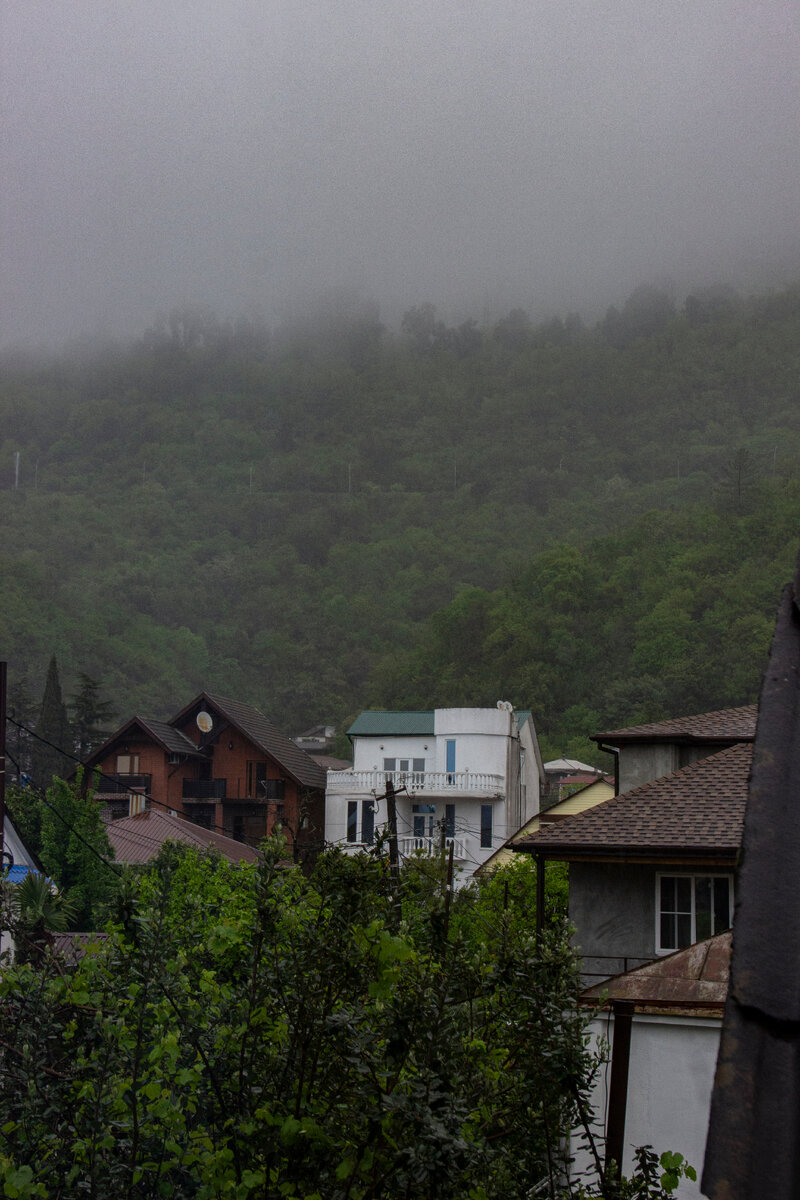 Пока дожидались автобуса, из окна был вот такой вид на горы.