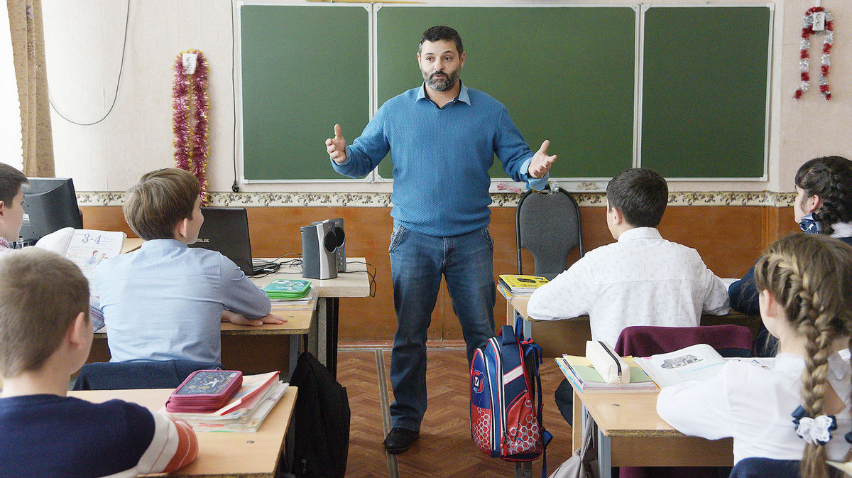 Школьники занимаются. Школьники обсуждают. Класс с учениками. Школьный урок. Поговорим о уроках.