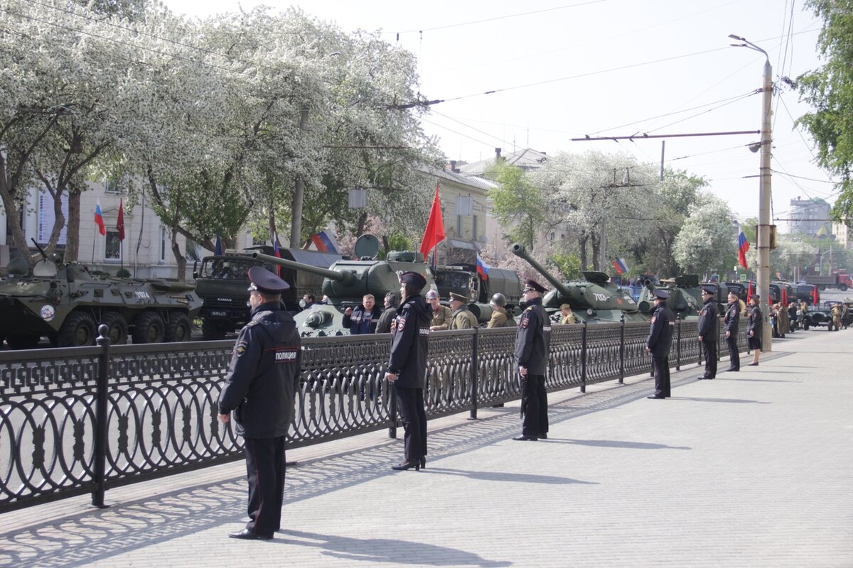 Тяжёлая военная техника должна беспрепятственно пройти по главной площади города. Фото: ГУ МВД России по Челябинской области 