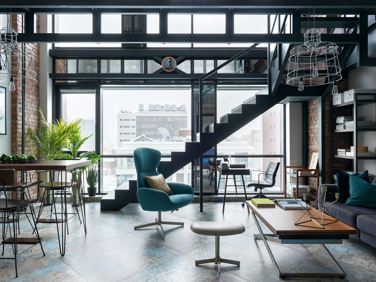 Центральное пространство в лофте в комплексе TriBeCa APARTMENTS в Москве. Дизайнер Сергей Рынденкин, студия «Ёрумдизайн».