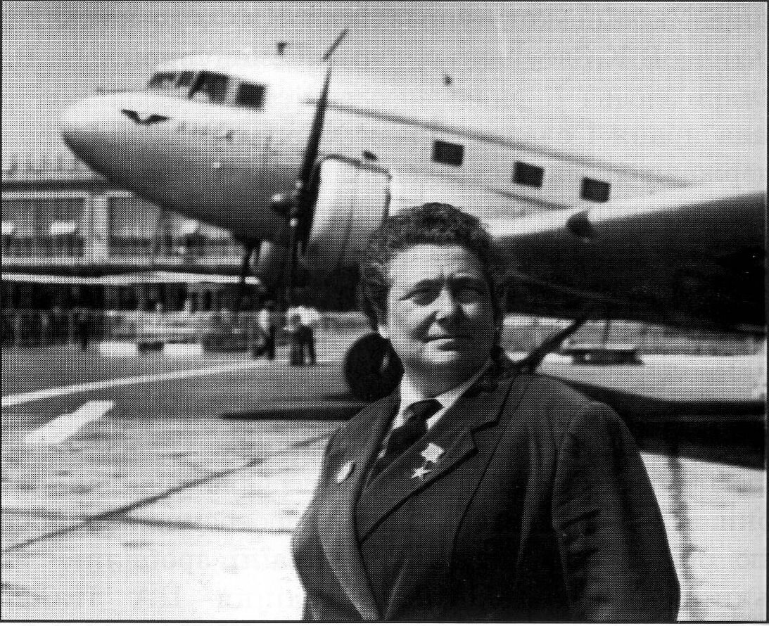 З.Ф. Соломатина со звездой Героя Социалистического Труда на лацкане пиджака у самолета Ли-2 на перроне аэропорта Одесса, 1965 г.