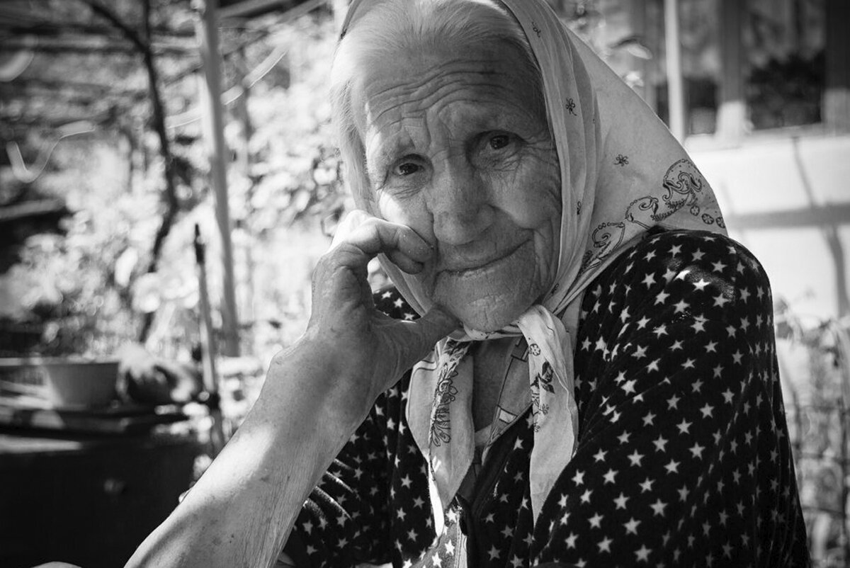 Красивая русская старушка. Бабушка. Старенькая бабушка. Добрая бабушка. Пожилая женщина в платочке.