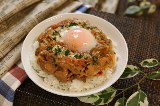 Сервировка не похожая на нашу. Источник: https://kumiko-jp.com/wp-content/uploads/2017/01/3P9A5132-560x373.jpg