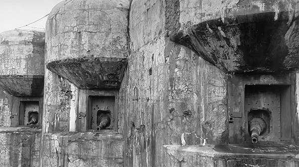 Казематы с пулеметными гнездами