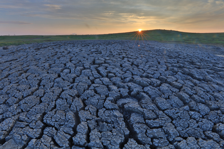Закат над засохшим выбросом вулканической грязи. Булганакское поле грязевых вулканов. Фото: Владимир Горбатовский