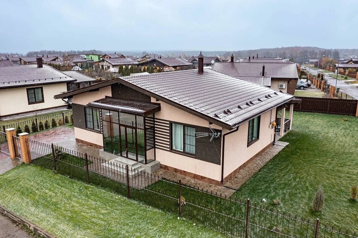 Все коммуникации расположены под землей. На улицах стоят только опоры для освещения — никакие лишние трубы и провода не портят вид