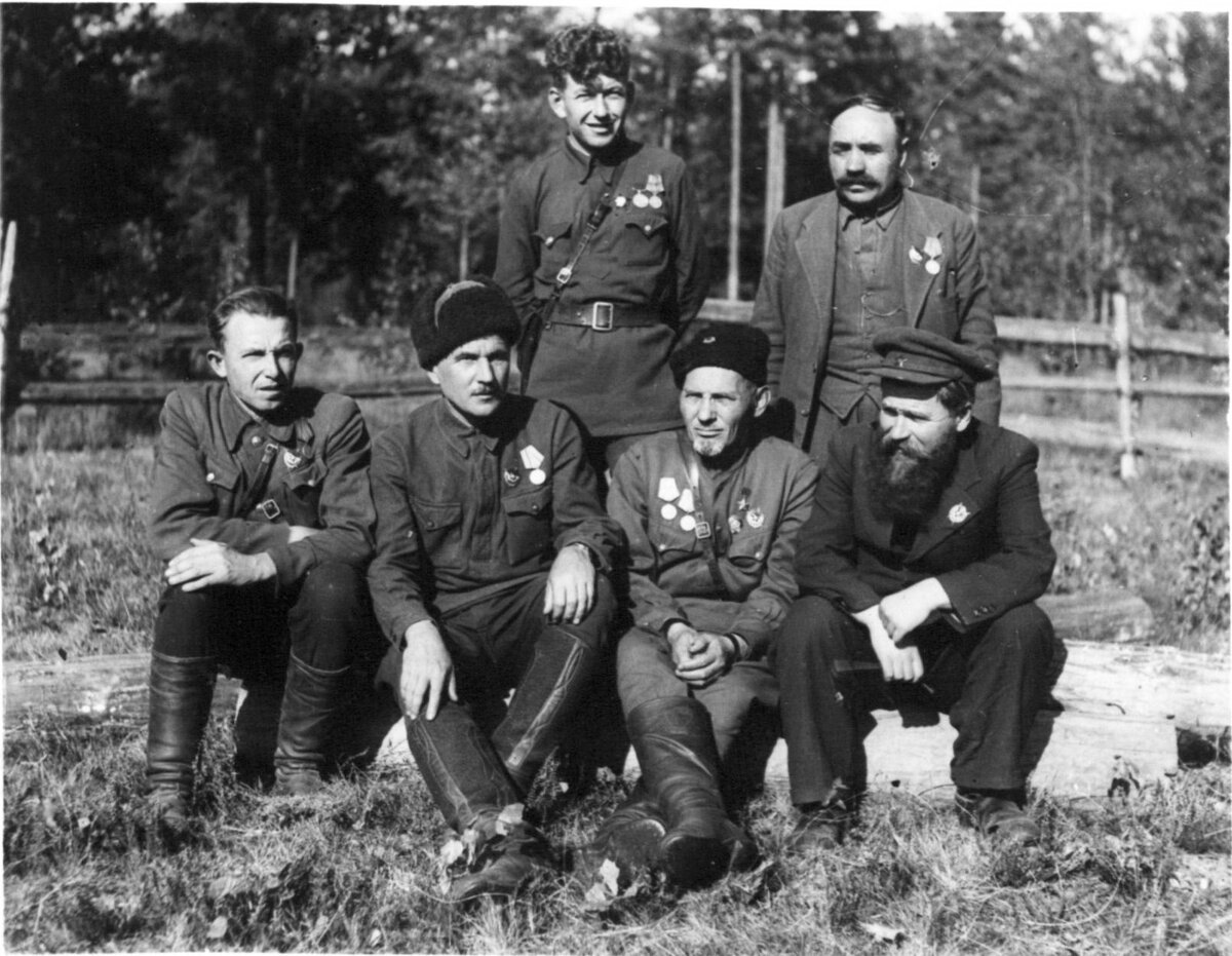 Герой Советского Союза С.А. Ковпак (сидит - третий слева) вместе с командованием Сумского партизанского соединения. П.П. Вершигора - сидит справа от Ковпака. 1943 г. Житомирская область, Украинская ССР // waralbum.ru