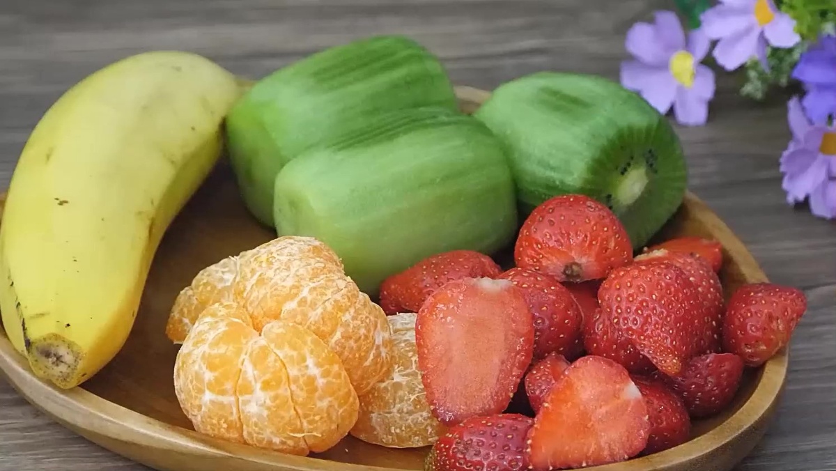 фрукты:банан,клубника,мандарин,киви