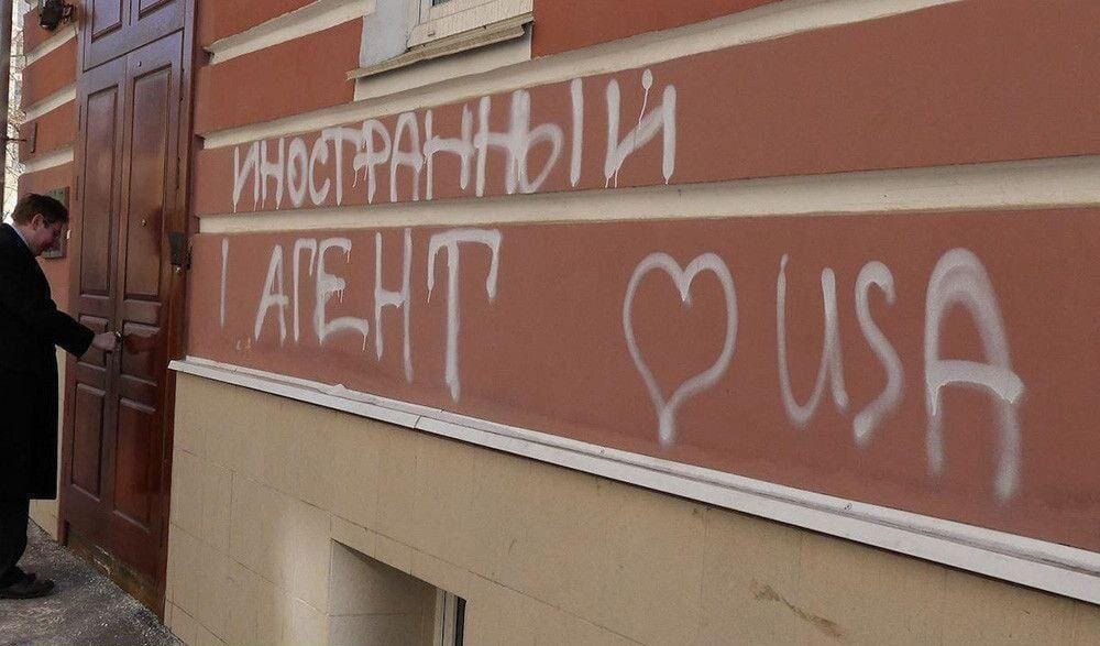 Исковая волна: иноагенты требуют избавить их от статуса
