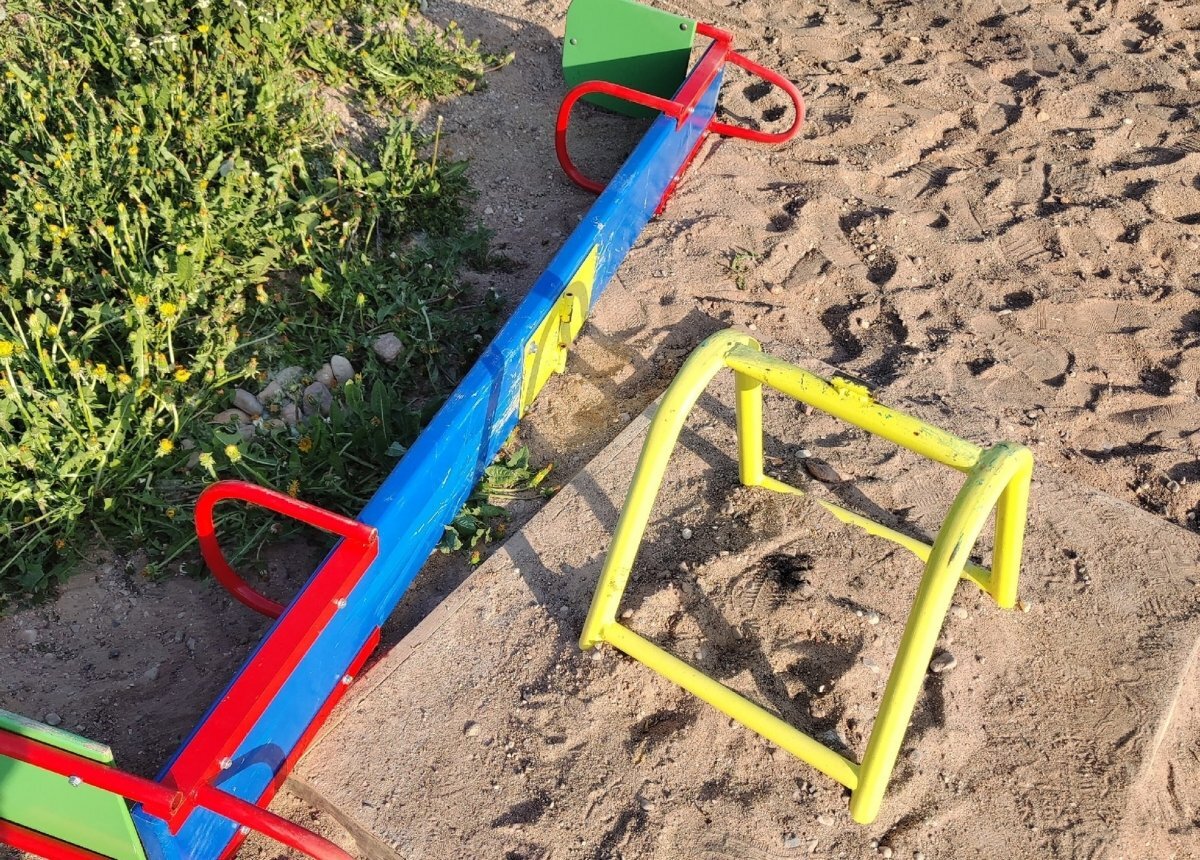    Вандалы сломали детскую площадку, установленную ТОСом в Острове