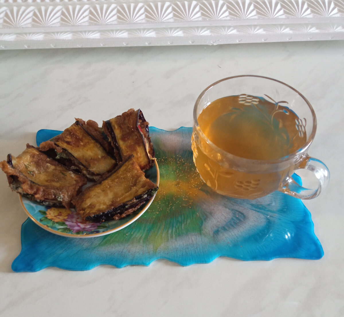 Перекус  баклажаны закусочные-146гр. Чай. К-212,41        Б-8,16       Ж-16,92       У-6,35.             Я взяла  2 шт. баклажана, яйцо 2 шт., помидоры 2шт., 2 зубка чеснока, масло оливковое для жарки, соль и перец по вкусу, сметана 10%  2 столовые ложки, укроп по вкусу. Баклажаны вымыть, отрезать плодоножки, нарезать вдоль на пластинки толщиной о,5 см. Яйца взбить с солью и перцем. Помидоры вымыть, разрезать пополам и нарезать пластинками. Чеснок пропустить через чеснокодавку.Нарезать зелень. Добавить чеснок и зелень в сметану. Хорошо перемешать. Каждую пластинку баклажана окунуть в яйца обжарить с двух сторон по минуты 2 под крышкой. Поджаренные баклажаны надо как можно быстрее смазать сверху  сметаной с чесноком и зеленью. Положить дольку помидора и свернуть баклажан пополам. Можно для фиксации использовать зубочистки.