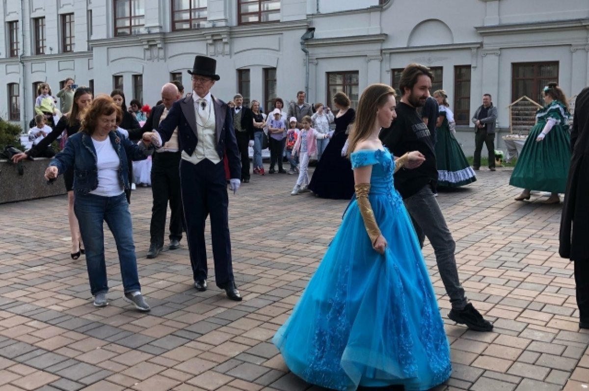    Участники студии исторического танца «Виджи» встречали гостей в элегантных нарядах, создавая атмосферу изысканности и шарма 19 века.