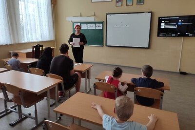    Специалист по реабилитационной работе в социальной сфере Семейного центра «Зарайский» с воспитанниками © Сайт Министерства социального развития Московской области