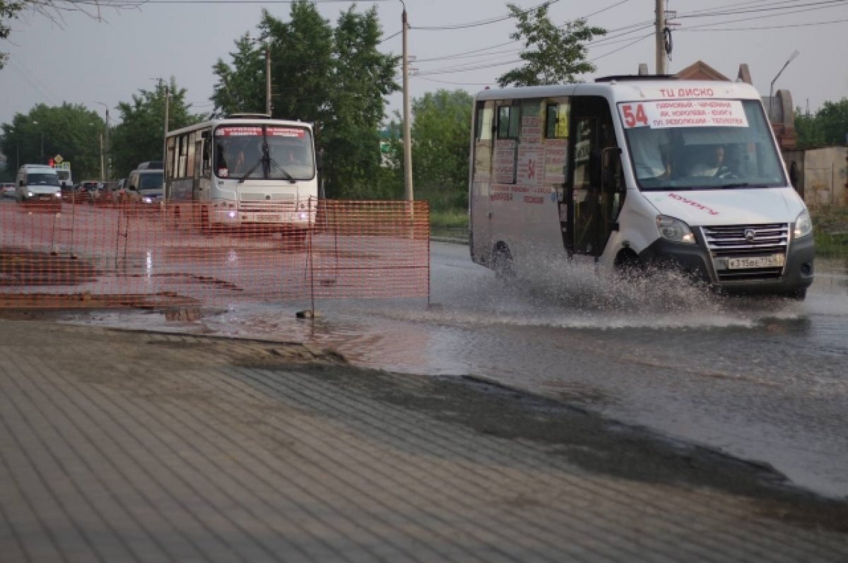    На Тополинке в Челябинске прорвало трубу, вода разлилась на несколько улиц