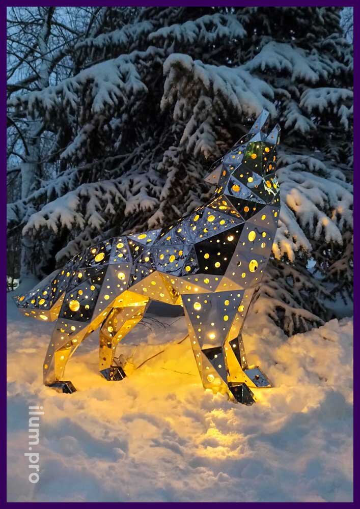 Полигональный волк из нержавеющей стали с тёпло-белой подсветкой