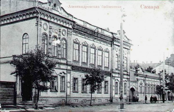 В изначально двухэтажном здании на втором этаже находился зал со стеклянной крышей
