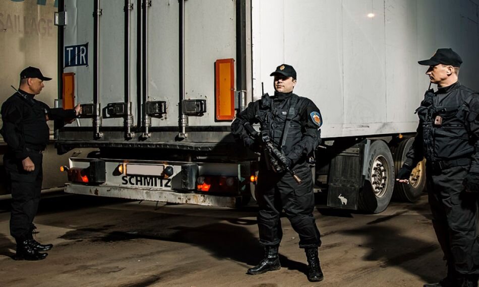 Охранная организация спб. Охрана грузов. Вооруженная охрана грузов. Сопровождение грузов охрана. Вооруженное сопровождение грузов.