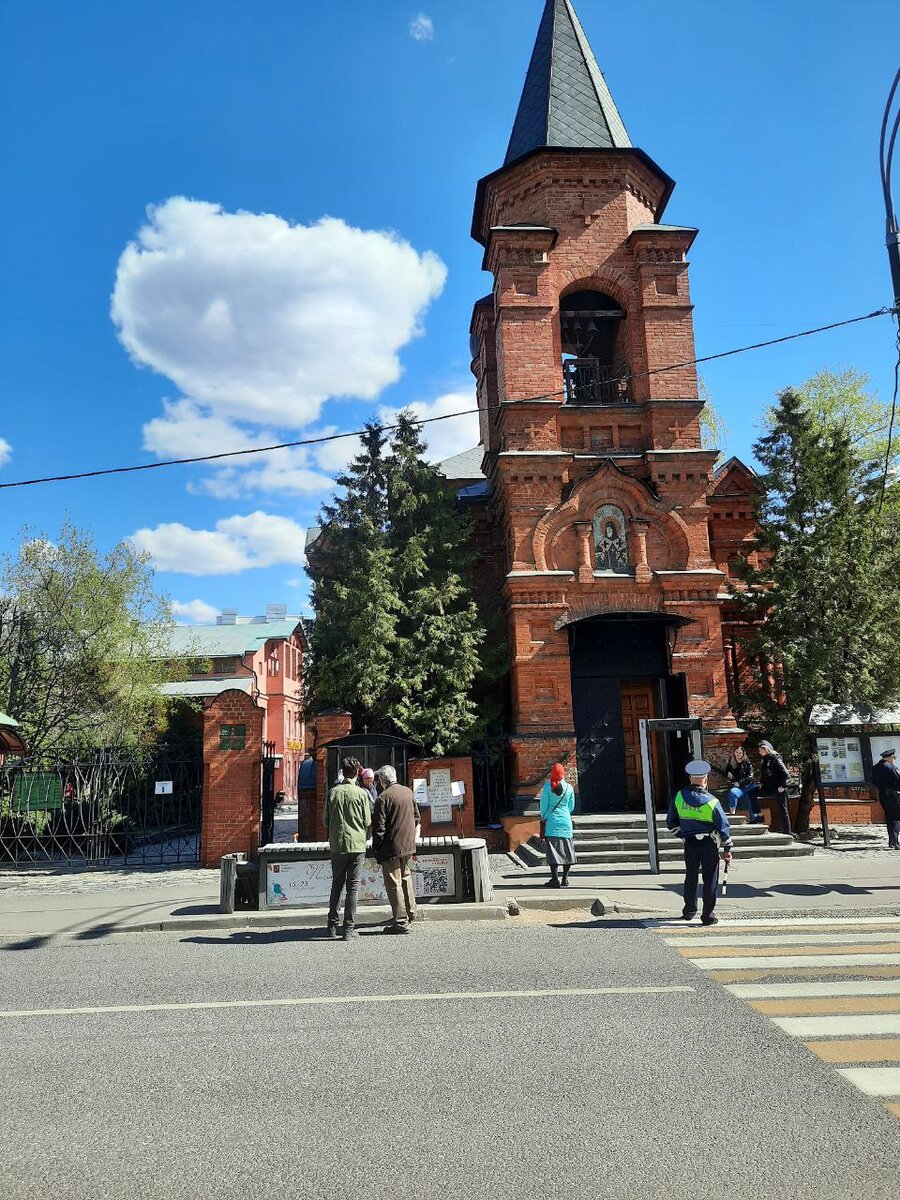 Церковь около отеля Брайтон. Москва