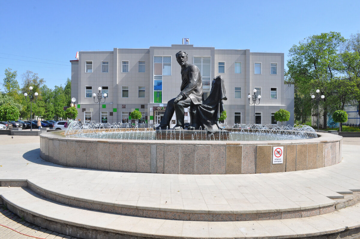 Памятник чайковскому перед московской консерваторией. Памятник чайковскому мухина. Чайковский город москва. Чайковский город москва. Чайковский город москва.