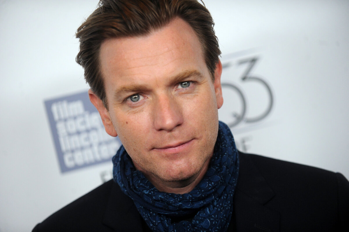 Макгрегор на аву. Юэн макгрегор 2022. Йон макгрегор. Юэн макгрегор. Эван макгрегор.