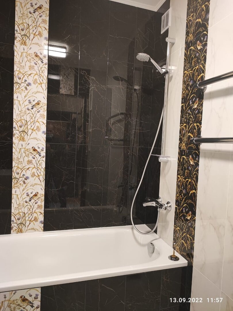 Керамическая плитка — это не только практичный и устойчивый материал для облицовки стен ванной комнаты, но также и идеальный способ добавить стиль и элегантность этому пространству.