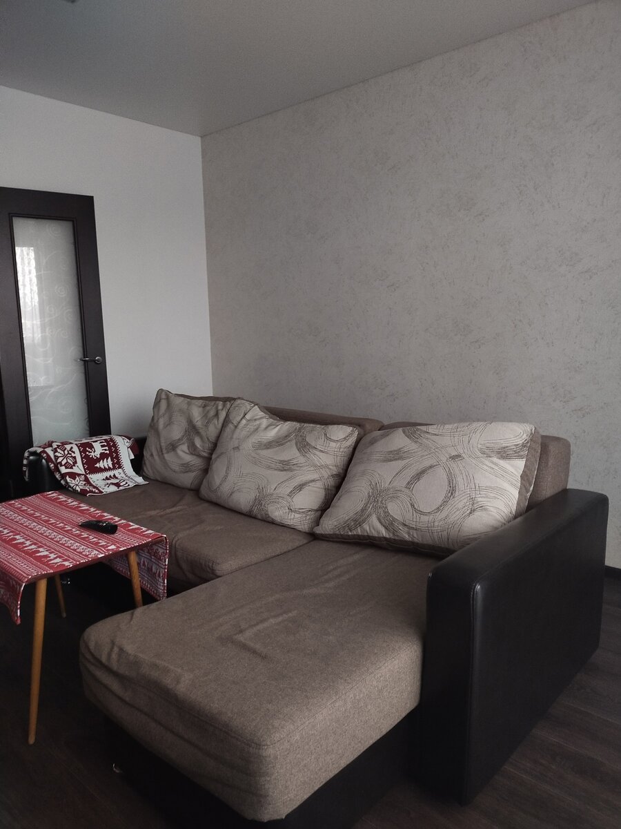 Старый диван устраивал во всем, кроме того, что ужасно скрипел после того, как на нем попрыгали дети бывших владельцев квартиры. Мастер сказал, что восстановить механизм нереально