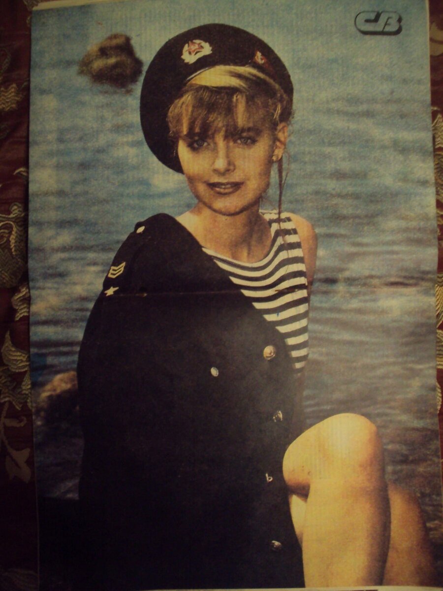 Единственное известное фото. Календарик 1993 года. Что интересно, угольники расположены неправильно - угол должен быть наверху.