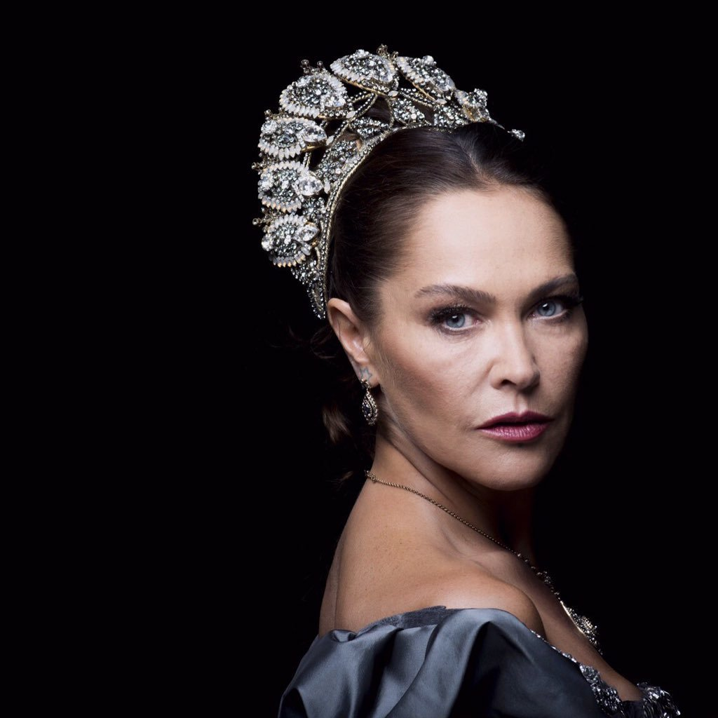 Сафие султан злая. Софие лет. Софие лет. Сафие султан портрет. Диадема сафие султан.