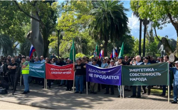 Выступая в Страсбурге Зурабишвили придумала несуществующий лозунг - "Мы не уступим россиянам", но на самом деле его не было, то есть грузинский президент соврала (фото с t.me/respublicaabh)