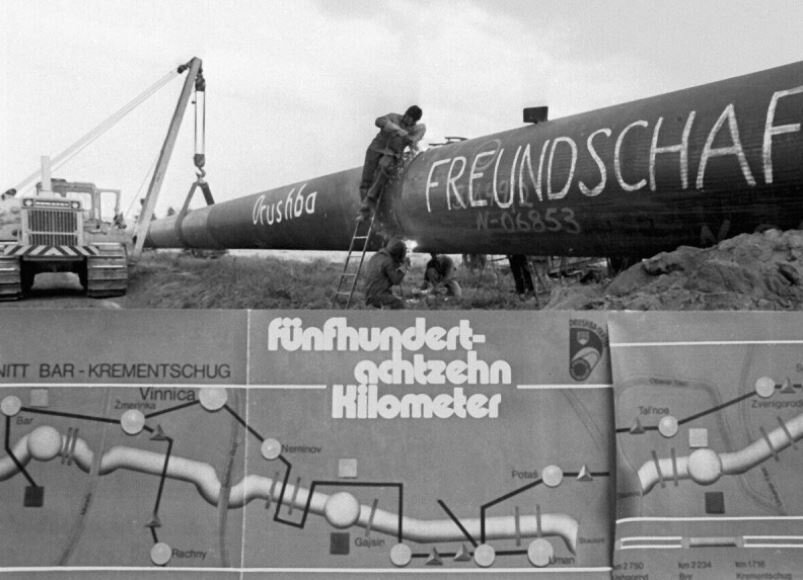 Советские нефтяники на трубах газопровода искренне писали слово Freundschaft , которое с немецкого на русский переводится как «дружба» (иллюстрация из открытых источников)