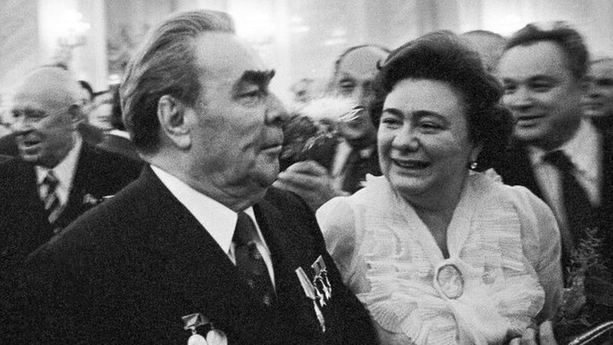 Генсек с дочкой. Фото: Владимир Мусаэльян / ТАСС