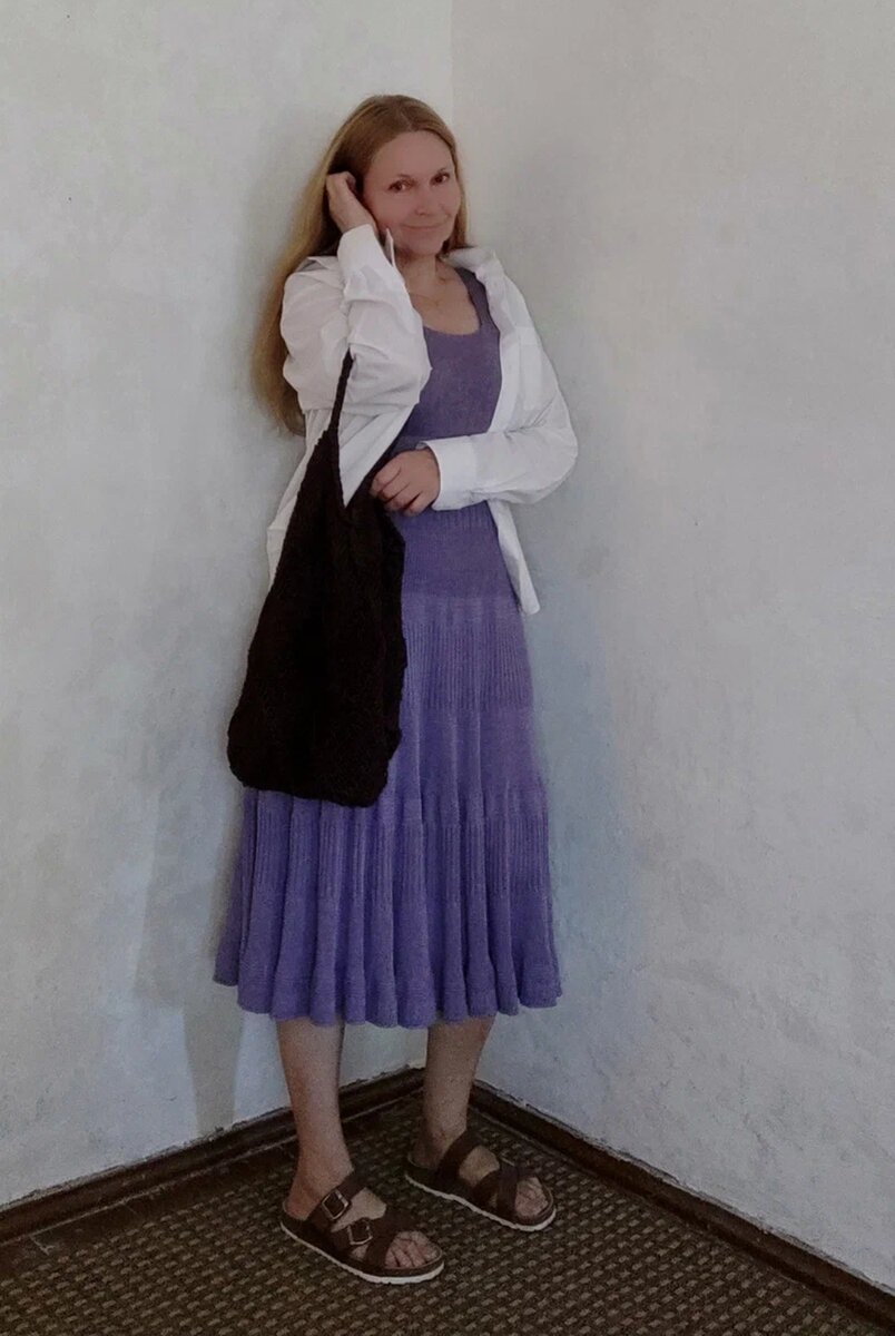 Летнее платье из той же пряжи я ношу, накинув  объемный верх, например мужскую рубашку.