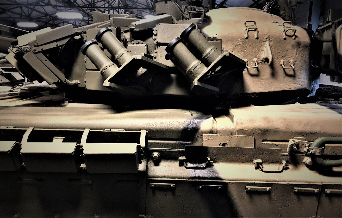 Дымовые гранатометы системы "Туча" сгруппированы в блоки по 4 штуки и крепятся на левом борту башни. За блоками видны дополнительные контейнеры с ЭДЗ.