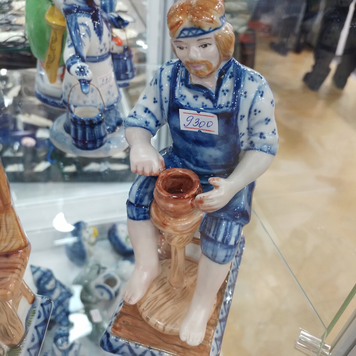 Современная фарфоровая пластика производства Гжели. Выставка народных промыслов "Ладья". Фото автора