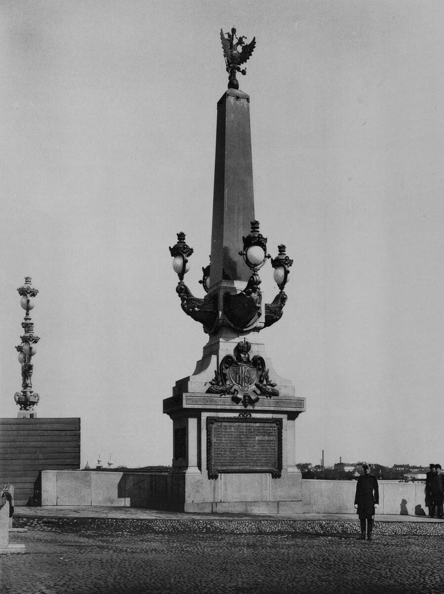 Обелиск при въезде на мост с Суворовской площади 14 мая 1903 года