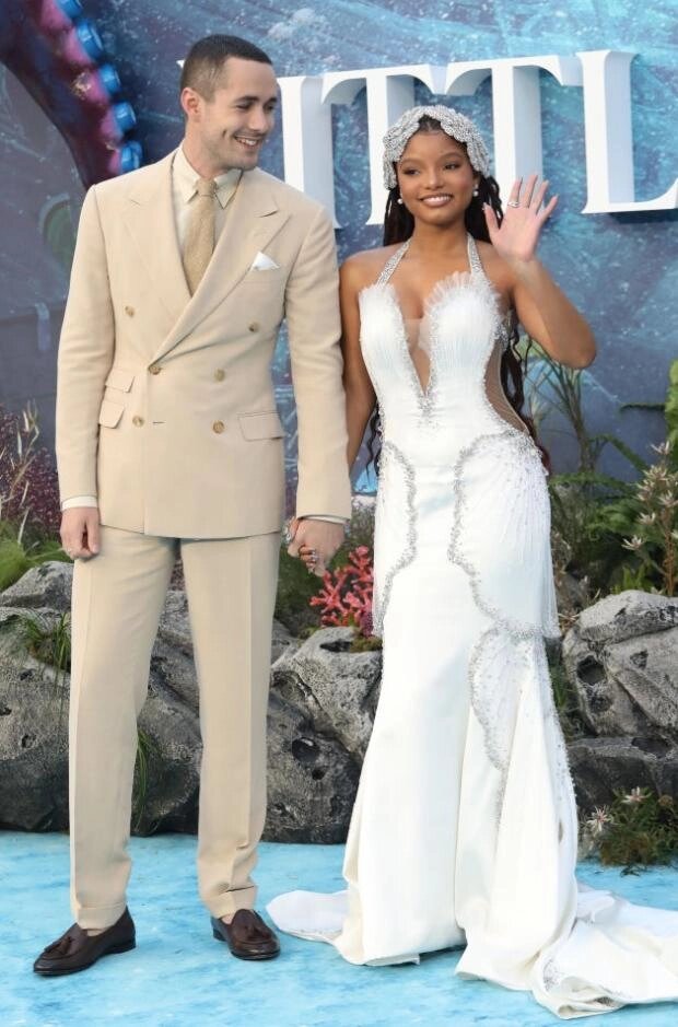 Джона Хауэр-Кинг и Холли Бейли на премьере к/ф "Русалочка" в Лондоне. Май 2023Источник фото: Lia Toby/Getty Images