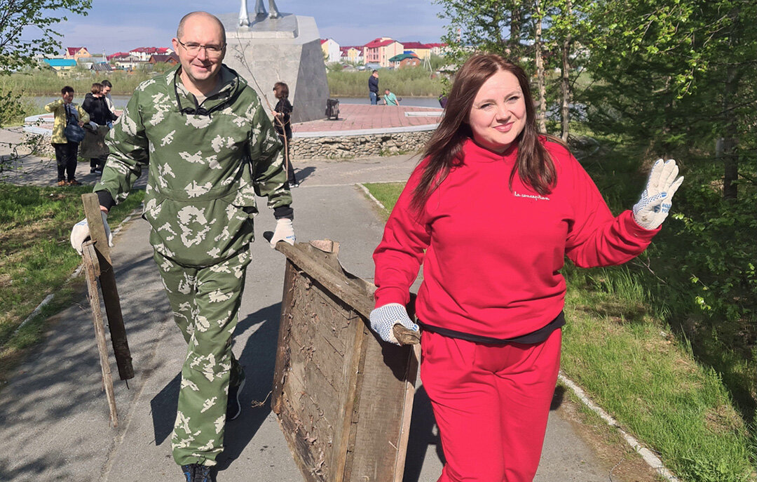 Сотрудники департамента природных ресурсов ЯНАО начали эту трудовую неделю с масштабной уборки вокруг скульптуры Северного оленя в окружной столице. ФОТО ПРЕДОСТАВЛЕНО ПРЕСССЛУЖБОЙ ГУБЕРНАТОРА ЯНАО