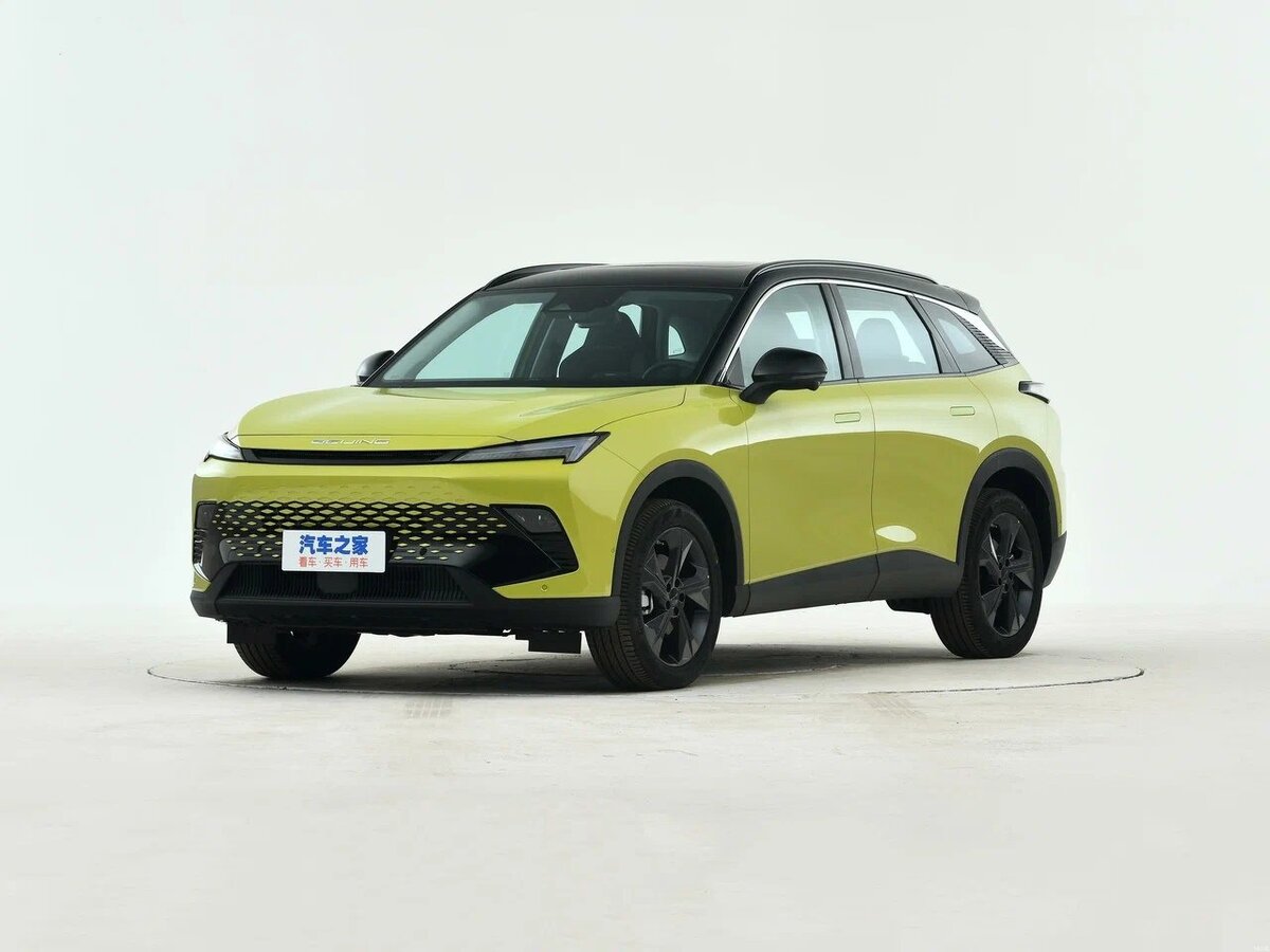     BAIC X55, он же Beijing Mofang, получил остромодный дизайн с очень узкой оптикой