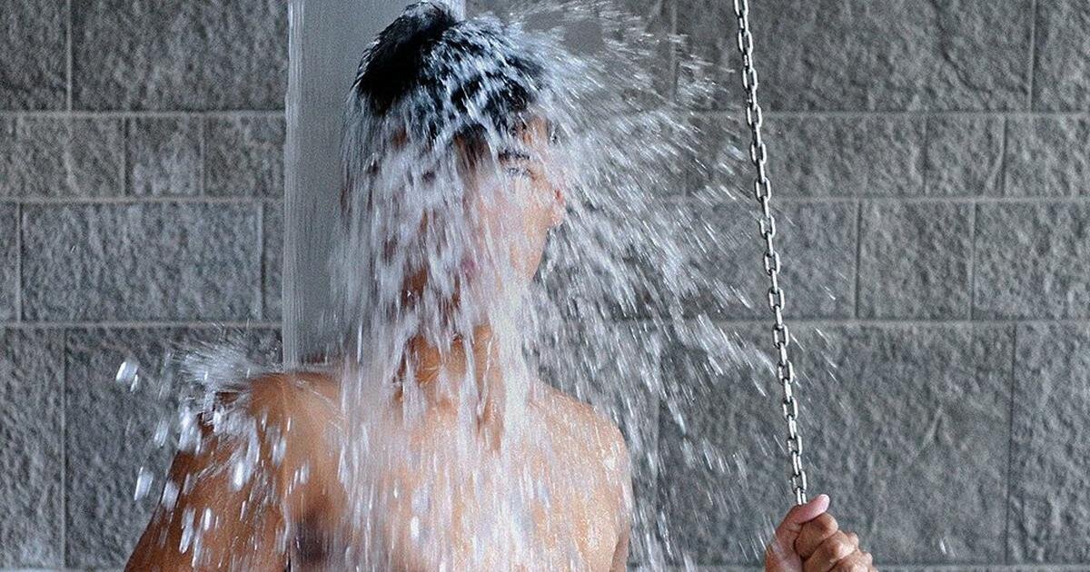 Купается в душе. Холодный душ. Человек под душем. Душ закаливание. Вытирающаяся после ванны.