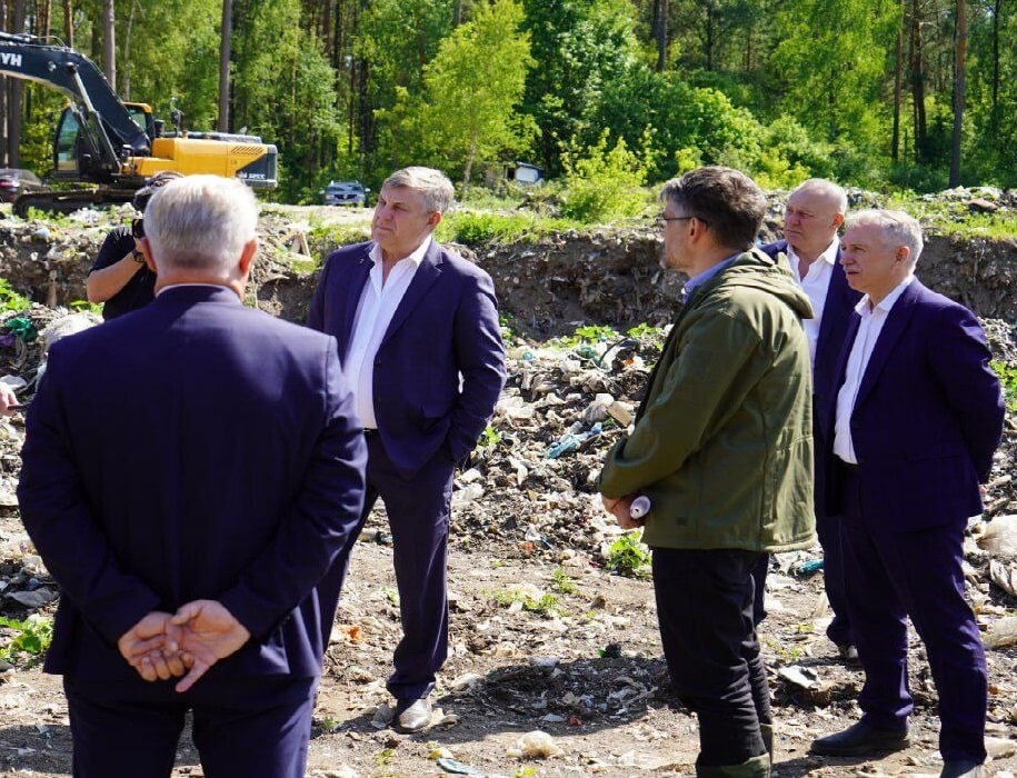    Богомаза со свитой заметили на свалке в Сельцо в костюмах и белых рубашках avchernov
