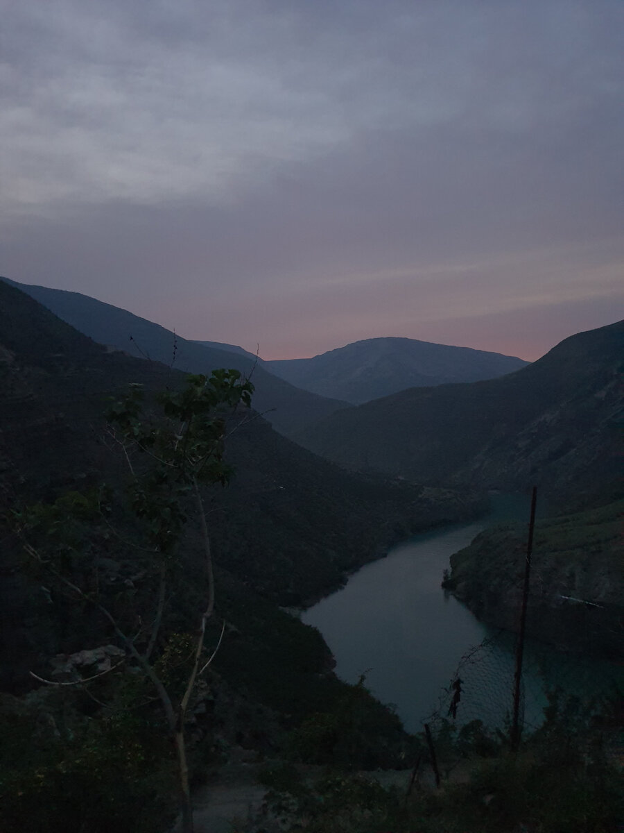 Фото из личного архива автора статьи. Узнали место? Это я два года назад ездила в сказочно красивый Дагестан. И на Сулакском каньоне мы  с друзьями прожили три дня и две ночи - в селе Зубутли. Вот уж где ночью было ДЕЙСТВИТЕЛЬНО ни зги не видно. Поэтому прилагаю фото легких сумерек...