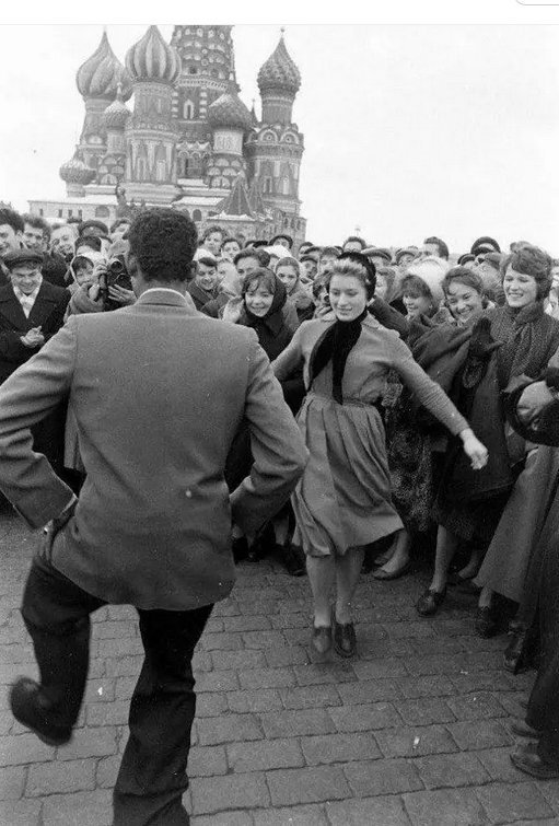 Народные гуляния на Красной площади по случаю известий о первом полёте человека в космос. Москва. 13 апреля 1961 года.      https://www.foto-basa.com